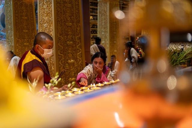 Butter lamp offering, Dochula Pass and cycling towards Punakha